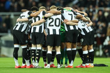 Newcastle United takımı, 25 Kasım 2024 'te St. James' s Park, Newcastle, İngiltere 'de oynanan Premier League maçı öncesinde toplandı.