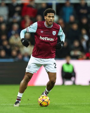 West Ham United takımından Jean-Clair Todibo, Premier Lig karşılaşması sırasında topu St. James 's Park, Newcastle, İngiltere' de 25 Kasım 2024 'te yendi.