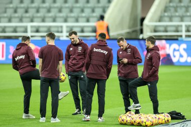 West Ham oyuncuları, Premier Lig maçı Newcastle United 'ın 25 Kasım 2024' te St. James 's Park, Newcastle, İngiltere' de oynadığı West Ham United maçında sahaya bakmaktadırlar.