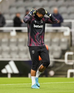 West Ham United takımından Alphonse Areola, Premier League karşılaşması öncesinde 25 Kasım 2024 'te St. James' s Park, Newcastle, İngiltere 'de oynanan West Ham United maçına geliyor.