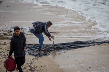 Strong winds on the Khan Yunis beach in the southern Gaza Strip have uprooted the tents of displaced people, increasing their suffering amid harsh humanitarian conditions. The displaced people who took refuge on the beach to escape the bombing are no clipart