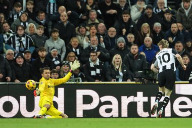 Newcastle United takımından Anthony Gordon, 25 Kasım 2024 'te St. James' s Park, Newcastle, İngiltere 'de oynanan Premier League maçı Newcastle United - West Ham United maçında gol attı.