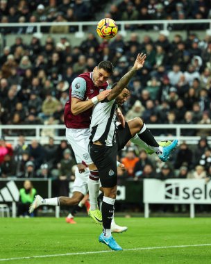 West Ham United 'dan Konstantinos Mavropanos ve Newcastle United' dan Callum Wilson Premier League maçı sırasında West Ham United ile St. James 's Park, Newcastle, Birleşik Krallık' ta 25 Kasım 2024 tarihinde oynanan karşılaşma sırasında top için mücadele ettiler.