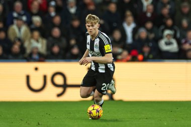 Newcastle United takımının oyuncusu Lewis Hall, Premier League maçı Newcastle United 'a karşı St. James' s Park, Newcastle 'da 25 Kasım 2024' te oynanan maçta topa vuruyor.