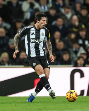 Newcastle United takımından Sandro Tonali, Premier League maçı Newcastle United 'a karşı St. James' s Park, Newcastle, Birleşik Krallık 'ta 25 Kasım 2024' te oynanan maçta pas attı.