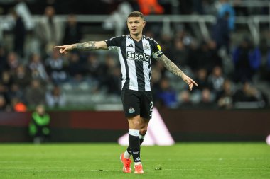 Newcastle United takımının Kieran Trippier takımı, 25 Kasım 2024 'te St. James' s Park, Newcastle 'da oynanan Premier League maçı sırasında takım talimatlarını verir.