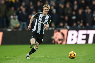 Newcastle United takımından Anthony Gordon, 25 Kasım 2024 'te St. James' s Park, Newcastle 'da oynanan Premier League maçı sırasında topla bir çıkış yaptı.