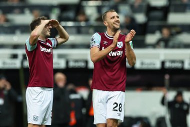 West Ham United takımından Tom Souek, 25 Kasım 2024 'te İngiltere' nin Newcastle kentindeki St. James 's Park' ta oynanan Premier League maçı sonunda taraftarları alkışlıyor.