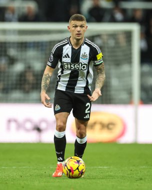 Newcastle United takımından Kieran Trippier, Premier Lig maçı sırasında St. James 's Park, Newcastle, İngiltere' de 25 Kasım 2024 'te oynanan West Ham United maçında topa vuruyor.