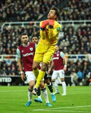 West Ham United 'dan ukasz Fabiaski, Premier League maçı sırasında haçın Newcastle United' a karşı St. James 's Park, Newcastle, İngiltere' de 25 Kasım 2024 'te oynandığını iddia ediyor.