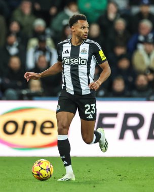 Newcastle United takımından Jacob Murphy, 25 Kasım 2024 'te St. James' s Park, Newcastle 'da oynanan Premier League maçı sırasında topla bir çıkış yaptı.