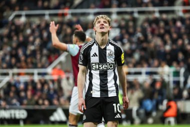Newcastle United takımından Anthony Gordon, 25 Kasım 2024 'te St. James' s Park, Newcastle, İngiltere 'de oynanan Premier League karşılaşmasında kaçırılan bir gol şansına tepki gösterdi.