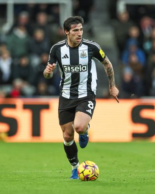 Newcastle United takımından Sandro Tonali, Premier Lig maçı Newcastle United 'a karşı St. James' s Park, Newcastle, İngiltere 'de 25 Kasım 2024' te oynanan karşılaşmada topa vuruyor.