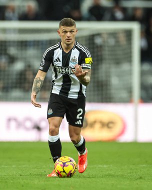 Newcastle United takımından Kieran Trippier, Premier League maçında Newcastle United ile West Ham United 'ın St. James' s Park, Newcastle, İngiltere 'de 25 Kasım 2024' te karşı karşıya geldiği maçta bir takım arkadaşı istedi.