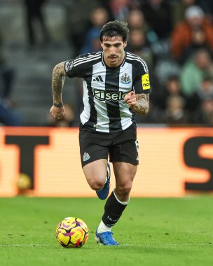 Newcastle United takımından Sandro Tonali, Premier Lig maçı Newcastle United 'a karşı St. James' s Park, Newcastle, İngiltere 'de 25 Kasım 2024' te oynanan karşılaşmada topa vuruyor.