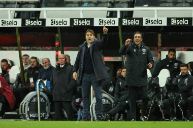 West Ham United takımının teknik direktörü Julen Lopetegui, Premier Lig maçı sırasında takımına talimat verir. Newcastle United, St. James 's Park, Newcastle, İngiltere, 25 Kasım 2024