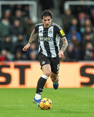 Sandro Tonali of Newcastle United makes a break with the ball during the Premier League match Newcastle United vs West Ham United at St. James's Park, Newcastle, United Kingdom, 25th November 2024 clipart