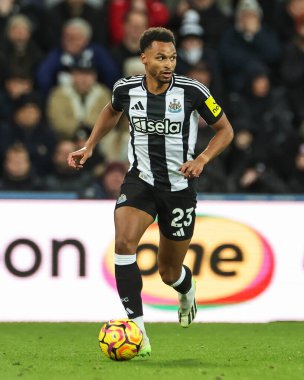 Newcastle United takımından Jacob Murphy, 25 Kasım 2024 'te St. James' s Park, Newcastle 'da oynanan Premier League maçı sırasında topla bir çıkış yaptı.