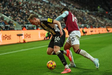 Newcastle United 'dan Sean Longstaff ve West Ham United' dan Lucas Paquet Premier League maçı Newcastle United - West Ham United maçında St. James 's Park, Newcastle, İngiltere' de 25 Kasım 2024