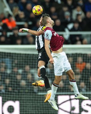 Newcastle United 'dan Fabian Schr ve West Ham United' dan Tom Souek, Premier League maçı Newcastle United 'a karşı St. James' s Park, Newcastle, Birleşik Krallık 'ta 25 Kasım 2024' te oynanan karşılaşmada top için mücadele ettiler.