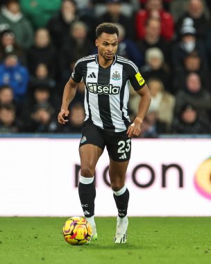 Newcastle United takımından Jacob Murphy, 25 Kasım 2024 'te St. James' s Park, Newcastle 'da oynanan Premier League maçı sırasında topla bir çıkış yaptı.