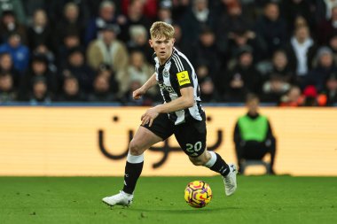 Newcastle United takımının oyuncusu Lewis Hall, Premier League maçı Newcastle United 'a karşı St. James' s Park, Newcastle 'da 25 Kasım 2024' te oynanan maçta topa vuruyor.
