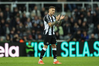 Newcastle United 'dan Kieran Trippier, Premier League maçı sırasında takımını alkışlıyor. Newcastle United, St. James' s Park, Newcastle, İngiltere, 25 Kasım 2024 'te West Ham United' a karşı.
