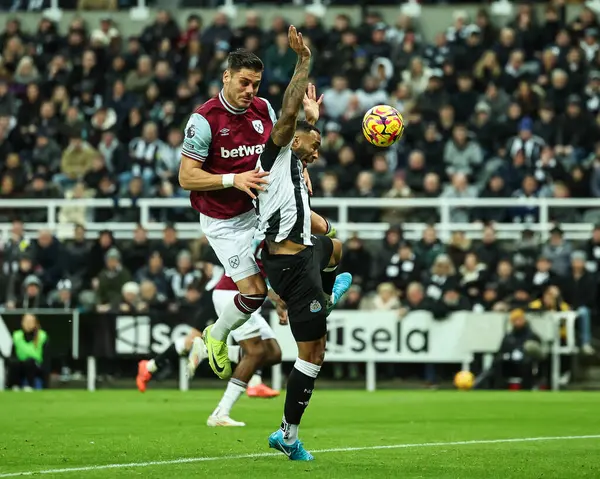 West Ham United 'dan Konstantinos Mavropanos ve Newcastle United' dan Callum Wilson Premier League maçı sırasında West Ham United ile St. James 's Park, Newcastle, Birleşik Krallık' ta 25 Kasım 2024 tarihinde oynanan karşılaşma sırasında top için mücadele ettiler.