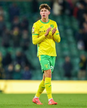 Norwich City 'den Oscar Schwartau, 26 Kasım 2024 tarihinde Norwich City, Norwich, İngiltere' de oynanan Norwich City - Plymouth Argyle maçının ardından takımların kazandığı galibiyet sonrasında taraftarları kabul ediyor.