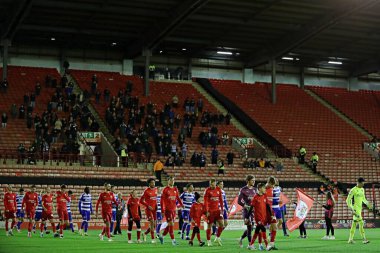 26 Kasım 2024 'te Oakwell, Barnsley, İngiltere' de oynanan Sky Bet 1 maçından önce her iki takım da Reading taraftarlarının önünde yürüyor.