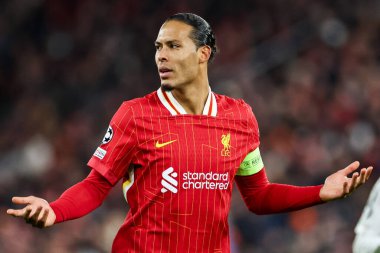 Liverpool 'dan Virgil van Dijk, UEFA Şampiyonlar Ligi, Lig Faz MD5 Liverpool Real Madrid Anfield, Liverpool, Birleşik Krallık' ta 27 Kasım 2024 tarihinde tepki gösterdi.