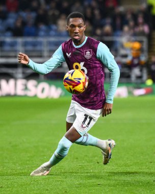 Burnley 'den Jaidon Anthony 26 Kasım 2024' te Burnley, Burnley, Burnley 'de Coventry City' ye karşı oynadığı Gökyüzü İddia Şampiyonası maçında topa vuruyor.