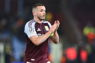 Aston Villa 'dan JohnMcGinn, UEFA Şampiyonlar Ligi, Lig Faz MD5 maçı, Villa Park, Birmingham, Birleşik Krallık' ta Aston Villa ve Juventus maçının ardından ev sahiplerini alkışlıyor.