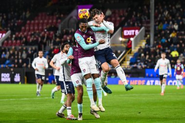 Coventry City 'den Luis Binks 26 Kasım 202' de Burnley, Burnley, Burnley 'de Coventry City maçında yüksek topu kazanmak için sıçradı.