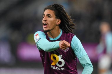 Burnley 'den Hannibal Mejbri, 26 Kasım 2024' te Burnley, Burnley, Burnley 'de Coventry City' ye karşı oynadığı Gökyüzü İddia Şampiyonası maçında takımına talimatlar veriyor.