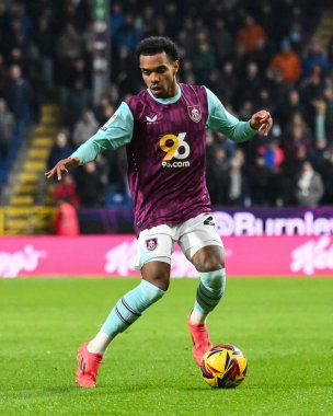 Burnley 'den Lucas Pires 26 Kasım 2024' te Burnley, Burnley, Burnley 'de Coventry City' ye karşı oynadığı Gökyüzü İddia Şampiyonası maçında topu kırıyor.