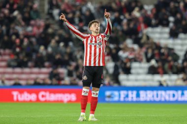 Sunderland 'dan Dan Neil takımına, 26 Kasım 202' de Sunderland-West Bromwich Albion Stadyumu 'nda oynanan Sky Bet Şampiyonası maçında talimat veriyor.