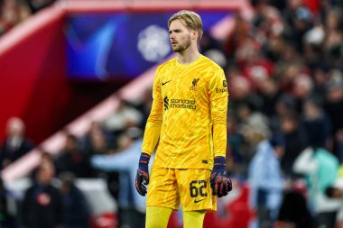 Liverpool 'dan Caoimhin Kelleher, UEFA Şampiyonlar Ligi, Lig Faz MD5 Liverpool Real Madrid Anfield, Liverpool, Birleşik Krallık' ta 27 Kasım 2024 'te maçı izliyor.