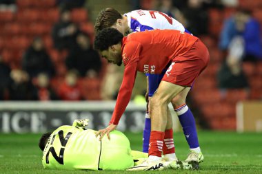 Barnsley 'den Jon Russell, 26 Kasım 2024' te Oakwell, Barnsley, Birleşik Krallık 'ta oynanan Sky Bet 1 karşılaşmasında Reading' den Joel Pereira 'nın başında duruyor.