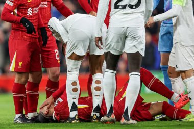 Liverpool 'lu Darwin Nunez' in UEFA Şampiyonlar Ligi, Lig Faz MD5 Liverpool Real Madrid maçı sırasında Anfield, Liverpool, Birleşik Krallık 'ta 27 Kasım 2024 tarihinde sakatlanmasıyla sinirler gerildi.