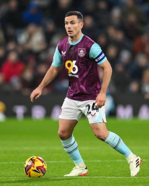 Burnley takımından Josh Cullen, Burnley ile Coventry City 'nin 26 Kasım 2024' te Turf Moor, Burnley 'de oynanan Gökyüzü İddia Şampiyonası maçında görev başında.