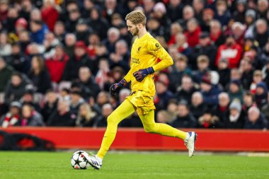 Liverpool 'dan Caoimhin Kelleher, UEFA Şampiyonlar Ligi, Lig Faz MD5 Liverpool - Real Madrid Anfield, Liverpool, Birleşik Krallık' ta 27 Kasım 2024 tarihinde topu çaprazlıyor.