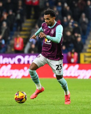 Burnley 'den Lucas Pires 26 Kasım 2024' te Burnley, Burnley, Burnley 'de Coventry City' ye karşı oynadığı Gökyüzü İddia Şampiyonası maçında topu kırıyor.