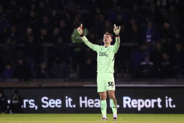 Blackpool 'dan Harry Tyrer takım arkadaşlarına Sky Bet 1 karşılaşmasında Bristol Rovers' ın Blackpool 'a karşı 26 Kasım 2024' teki Memorial Stadyumu 'nda talimat veriyor.