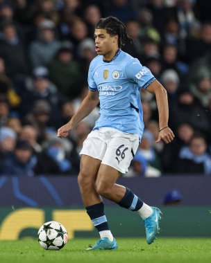 Manchester City 'den Jahmai Simpson-Pusey UEFA Şampiyonlar Ligi maçı sırasında topla birlikte Etihad Stadyumu' nda Manchester City 'ye karşı Feyenoord maçı, 26 Kasım 2024