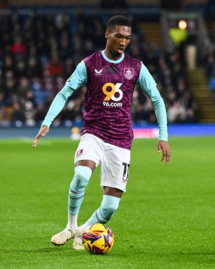 Burnley 'den Jaidon Anthony 26 Kasım 2024' te Burnley, Burnley, Burnley 'de Coventry City' ye karşı oynadığı Gökyüzü İddia Şampiyonası maçında topa vuruyor.