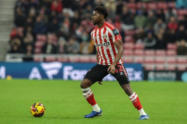 Sunderland 'dan Aji Alese, 26 Kasım 2024' te Sunderland-West Bromwich Albion Stadyumu 'nda oynanan Gökyüzü İddia Şampiyonası maçında görev başında.