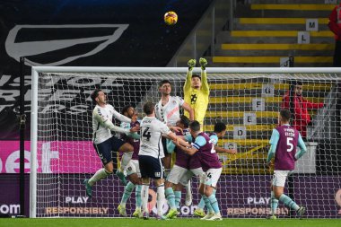 Burnley 'den James Trafford 26 Kasım 202' de Burnley, Burnley, Burnley 'de Coventry City' ye karşı oynadığı Gökyüzü İddia Şampiyonası maçında topu açık bir şekilde atıyor.