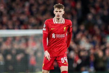 Liverpool 'dan Conor Bradley, UEFA Şampiyonlar Ligi, Lig Faz MD5 Liverpool - Real Madrid maçı sırasında Anfield, Liverpool, Birleşik Krallık' ta 27 Kasım 2024 'te seyrediyor.