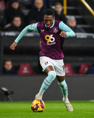 Burnley 'den Jaidon Anthony 26 Kasım 2024' te Burnley, Burnley, Burnley 'de Coventry City' ye karşı oynadığı Gökyüzü İddia Şampiyonası maçında topa vuruyor.